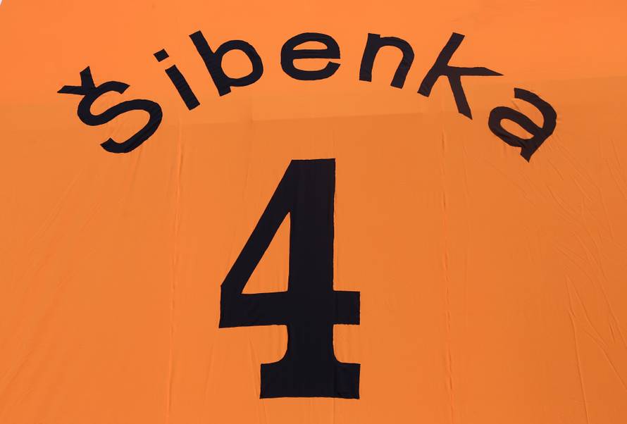 Povodom roÄendana DraÅ¾ena PetroviÄa na zgradu gradske uprave postaljen njegov veliki dres