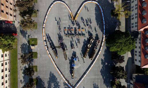 Umjesto Oktoberfesta: Od klupa napravili srce u kojem piju pivo