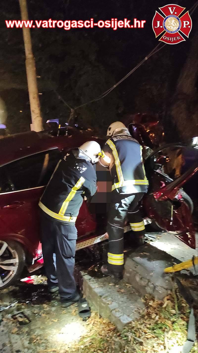 BMW-om su se zabili u stup i drvo. Vozač je poginuo,  četvero ima ozljede opasne po život