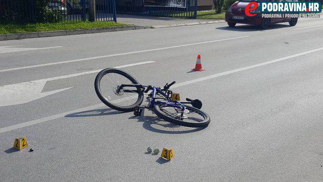 Auto naletio na biciklisticu (17): Odvezli su ju u bolnicu