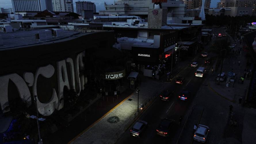 Power grid collapse triggers blackout across southeastern Mexico