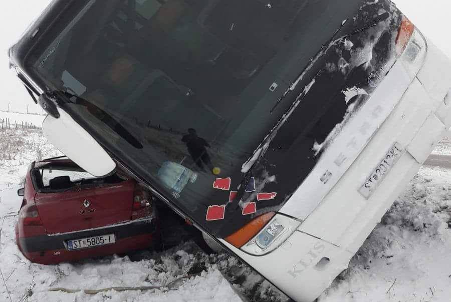 Opasan snijeg: Bus je sletio s ceste i prikliještio automobil