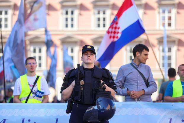 Zagreb: Molitelji na glavnom gradskom trgu