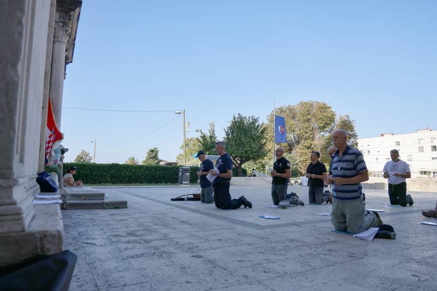 Zadar: Molitelji ispred crkve Sv. Marije