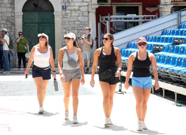 Šibenik: Po najve?oj temperaturi turisti razgledavaju ljepote grada