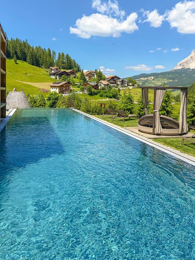 FOTO Ovo je najljepši bazen na Alpama: Topao je, proziran i ima pogled na Dolomite