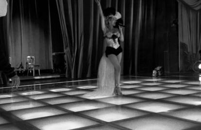 Rita Ora u provokativnom je izdanju pokazala vitke noge
