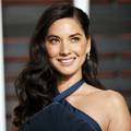 Olivia Munn uz komotne sakoe nosi visoke čizme i vruće hlačice