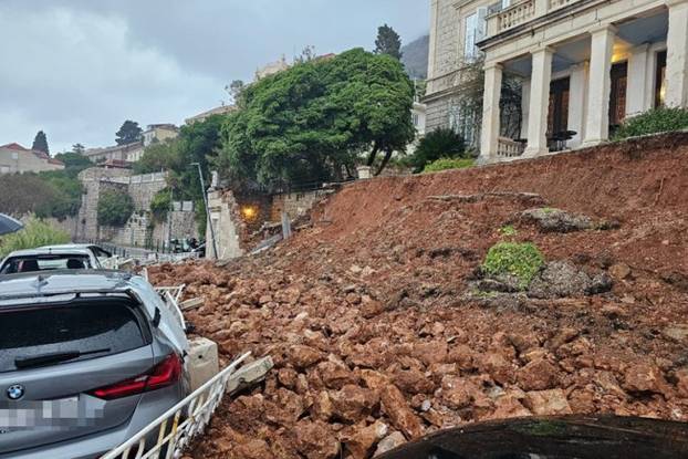 FOTO U Dubrovniku zatrpani BMW, Mercedes... Pogledajte scene s mjesta odrona zemlje!