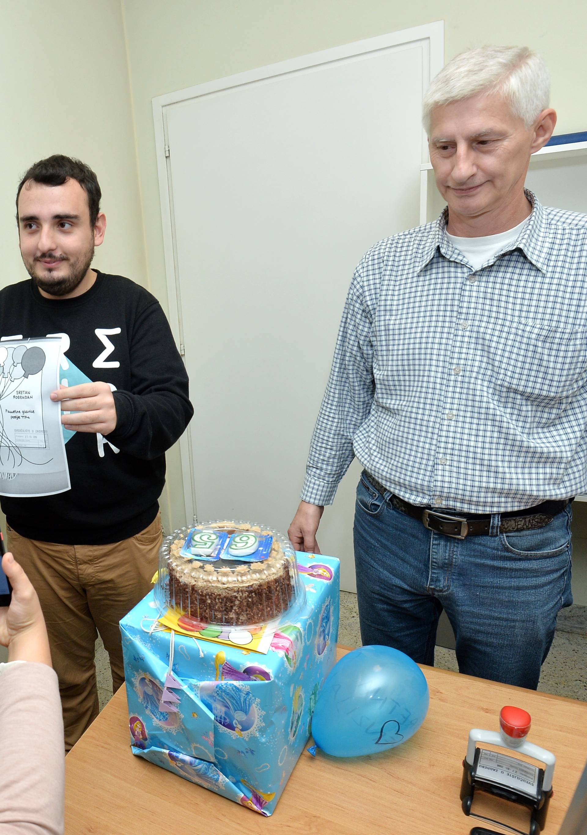 Studenti Borasu za rođendan donijeli tortu i znakovit poklon