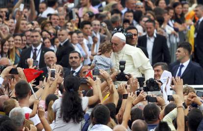 Papa Franjo u Tirani: Religija ne smije biti izgovor za nasilje