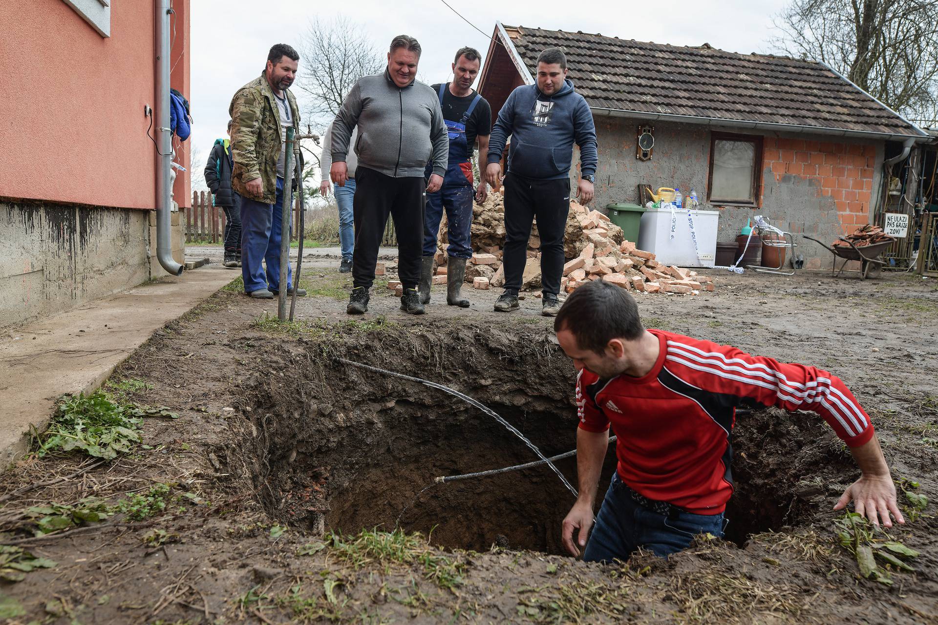 Mještani Mečenčana u strahu zbog rupa koje se otvaraju pokraj kuća