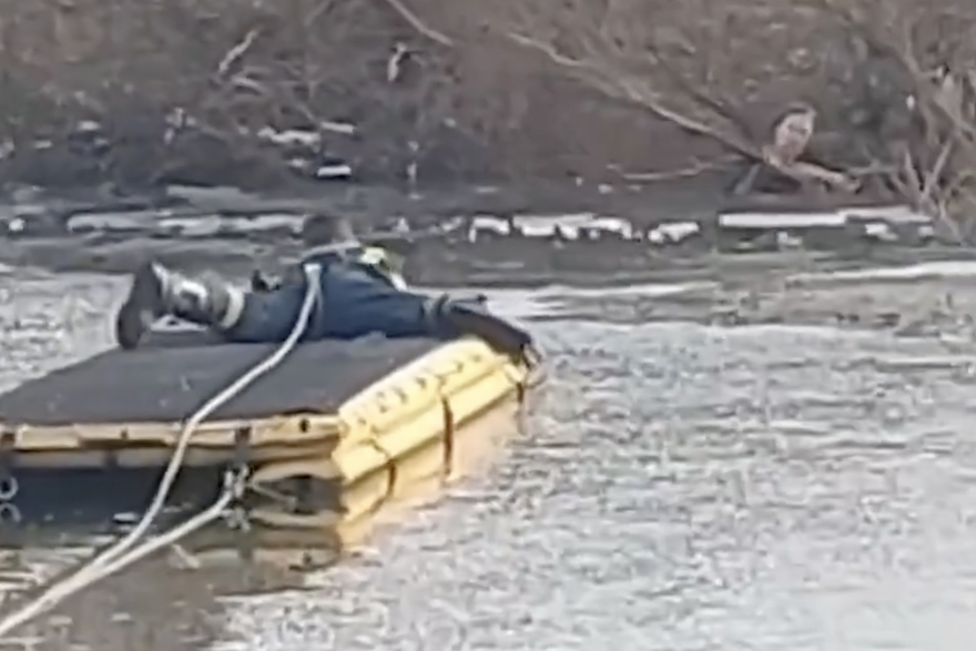 Dramatično spašavanje kraj Beograda: Žena i pas propali kroz led i upali u hladnu vodu