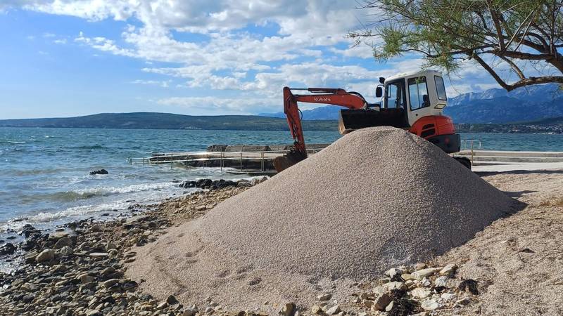 Građani Novigrada digli uzbunu zbog 'devastacije' Velike plaže, gradonačelnik: To su stare slike!