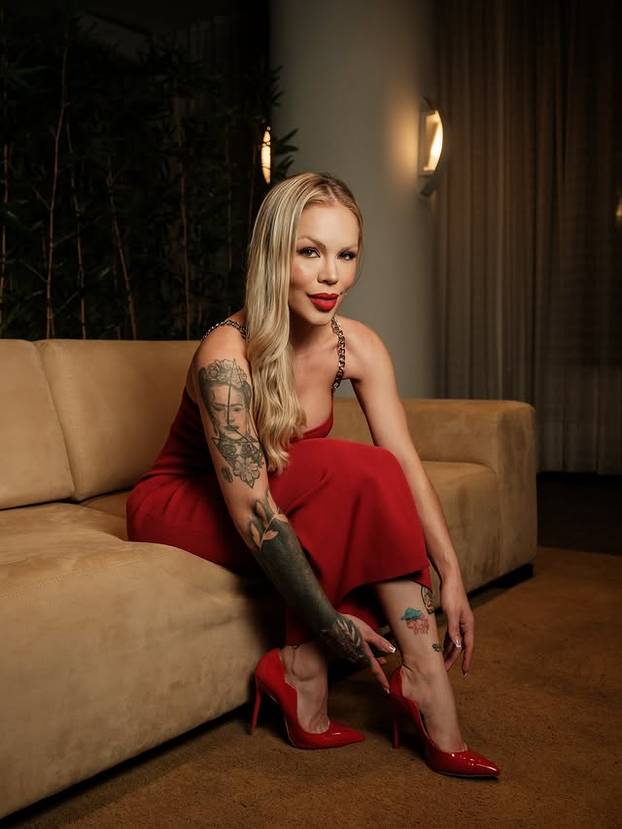 FOTO Slikala se gola na snijegu i riskirala zdravlje zbog fanova: 'Završila sam na hitnoj...'