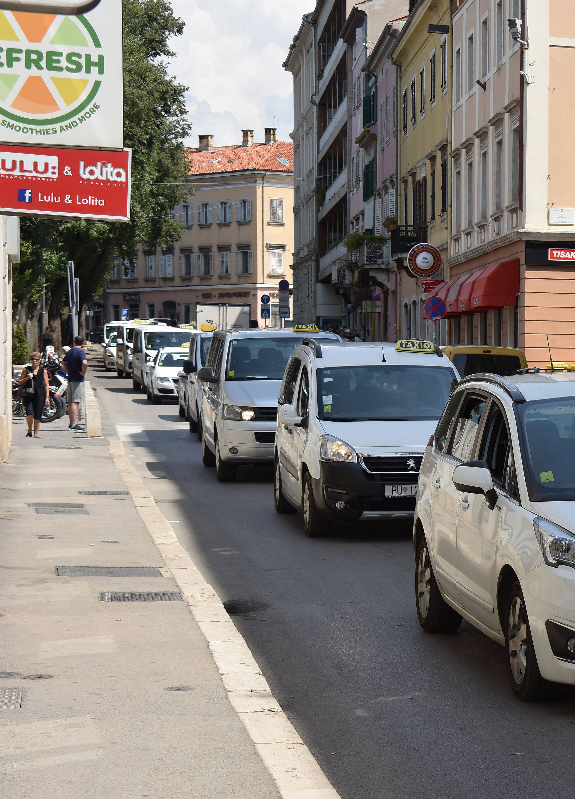 Pula: Gradski taksisti blokirali promet u znak prosvjeda protiv konkurencije