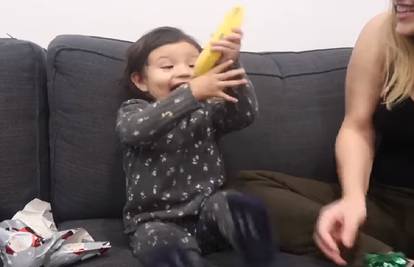 Zamotali joj bananu kao dar za Božić, reakciju morate vidjeti!