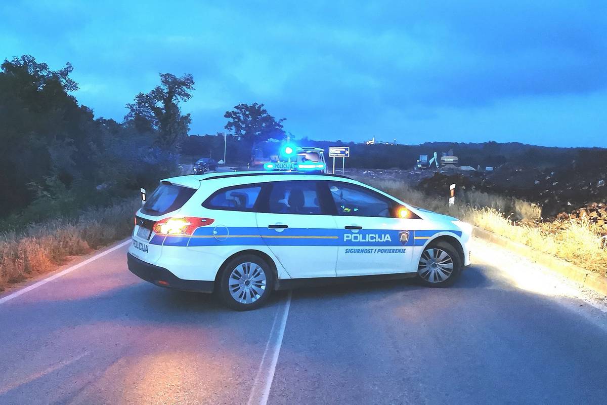 Zbog prebrze vožnje udarila u stablo i završila u pulskoj traumatologiji Opće bolnice