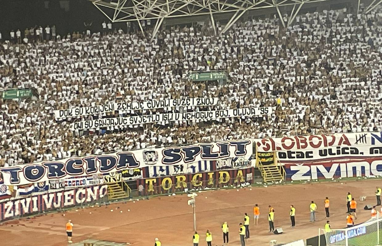FOTO Torcida odala počast svim braniteljima i Oluji: 'Sanjajuć' svjetlo išli su u nemoguć boj'