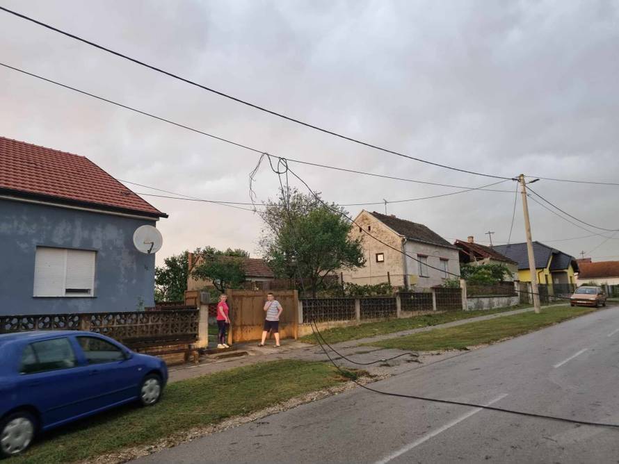 FOTO: Cerna je razorena u oluji, stradala nam je škola, a već četiri dana nemamo ni struje!