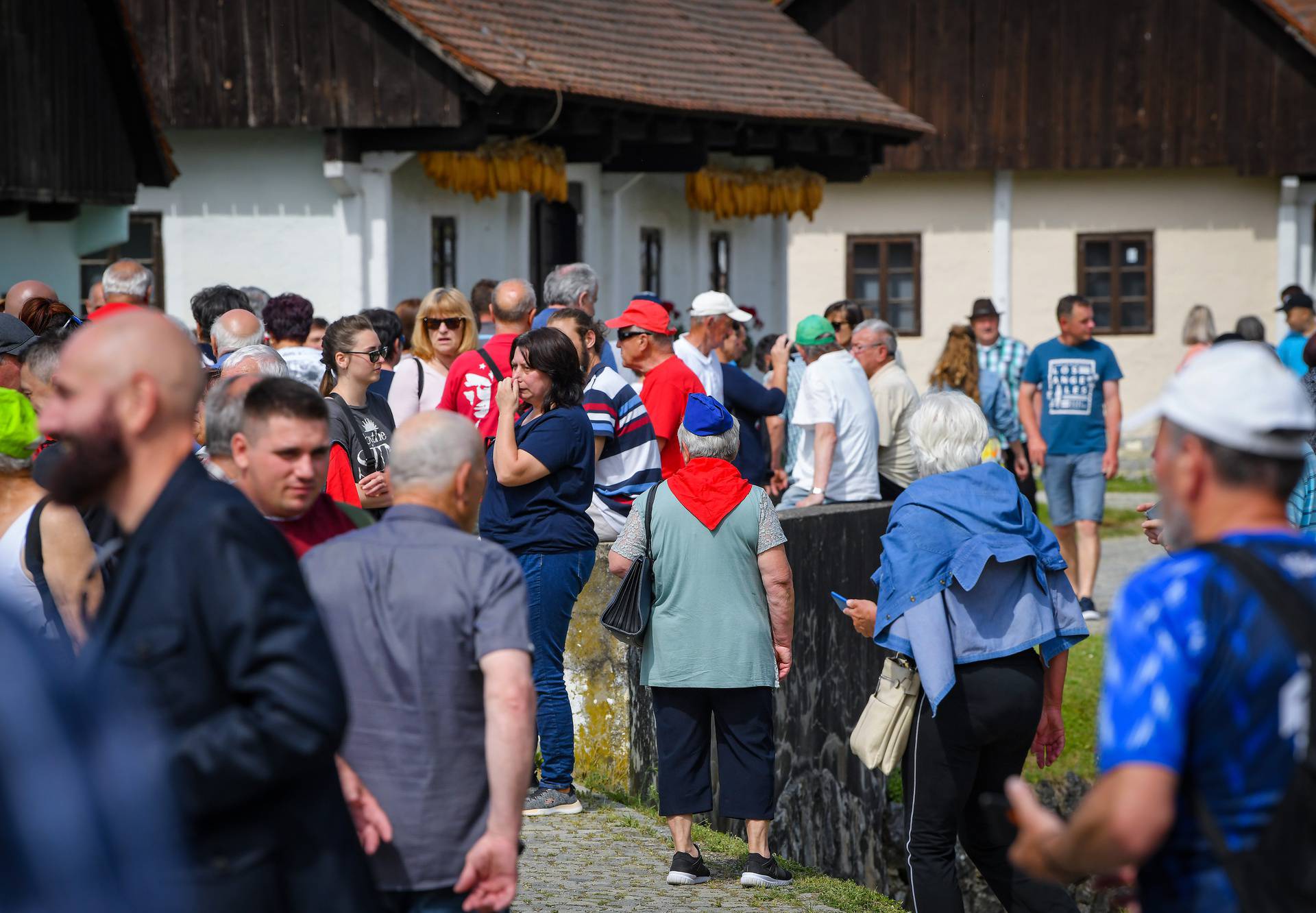 Kumrovec: Ljubitelji Josipa Broza Tita okupili su se ispred njegove rodne kuće kako bi proslavili 130. rođendan