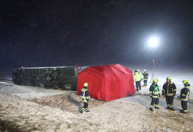 Gust of wind topples over bus - eight injured