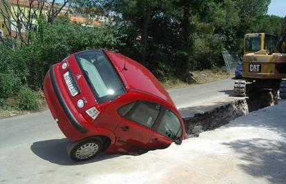 Naglo skrenuo i Citroenom pao u metar dubok kanal