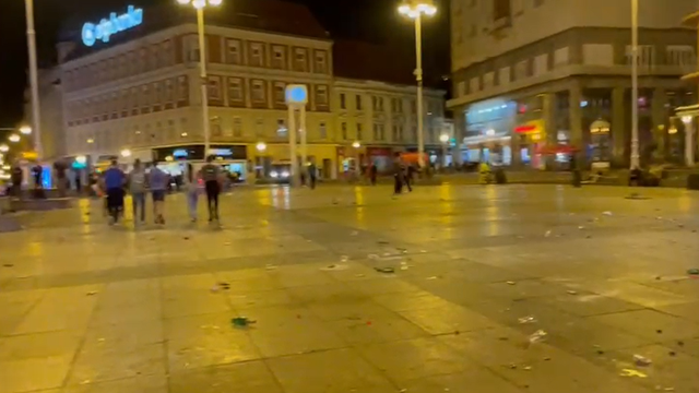 Strava u Zagrebu: Mladić (18)  na Trgu htio zaklati muškarca! Zarezao ga je bocom po vratu