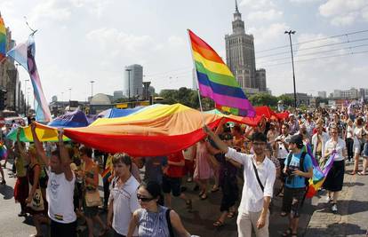 Varšava: Homoseksualce u paradi gađali su s jajima