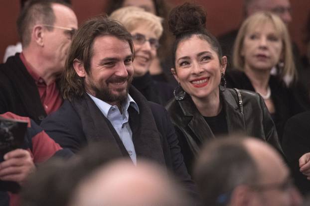 Varaždin: Nasmijani Zrinka Cvitešić i Niko Kranjčar na premijeri predstave "Majka hrabrost i njezina djeca"