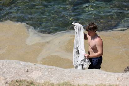 FOTO Na Mljetu je temperatura mora bila čak 30°C, u Rovinju cvjetanje mora otjeralo kupače