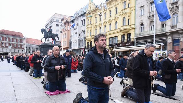 Molitva krunice na glavnom zagrebačkom trgu 