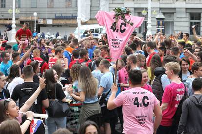 Zagreb: Unatoč zabrani učenici se na Trgu bana Jelačića okupljaju za norijadu