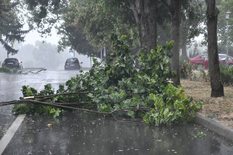FOTO Dvoje ljudi ozlijeđeno u oluji koja je poharala Zagreb, velika šteta i u Slavoniji...