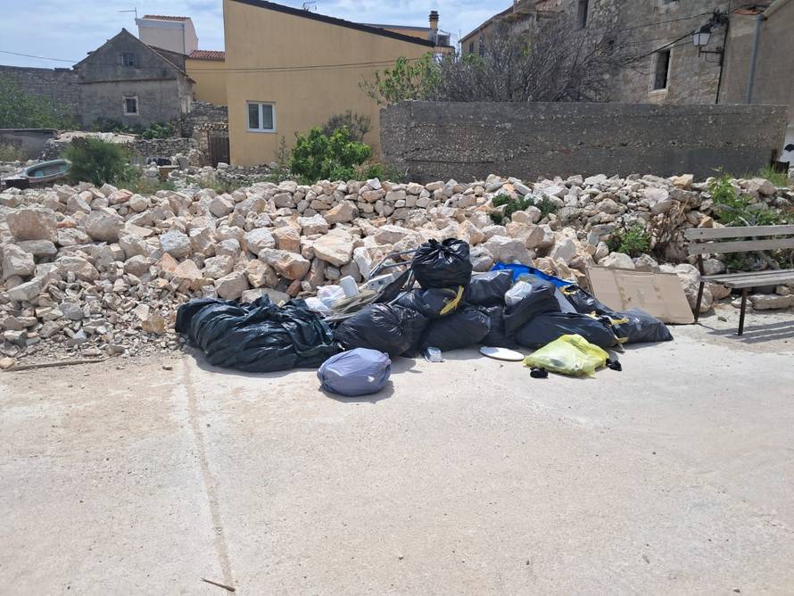 Očajni stanovnici i vikendaši Krapnja: U prirodnoj uvali žele graditi molove i teniske terene