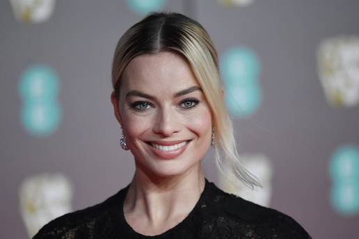 Margot Robbie ima divne male crne haljine ukrašene detaljima