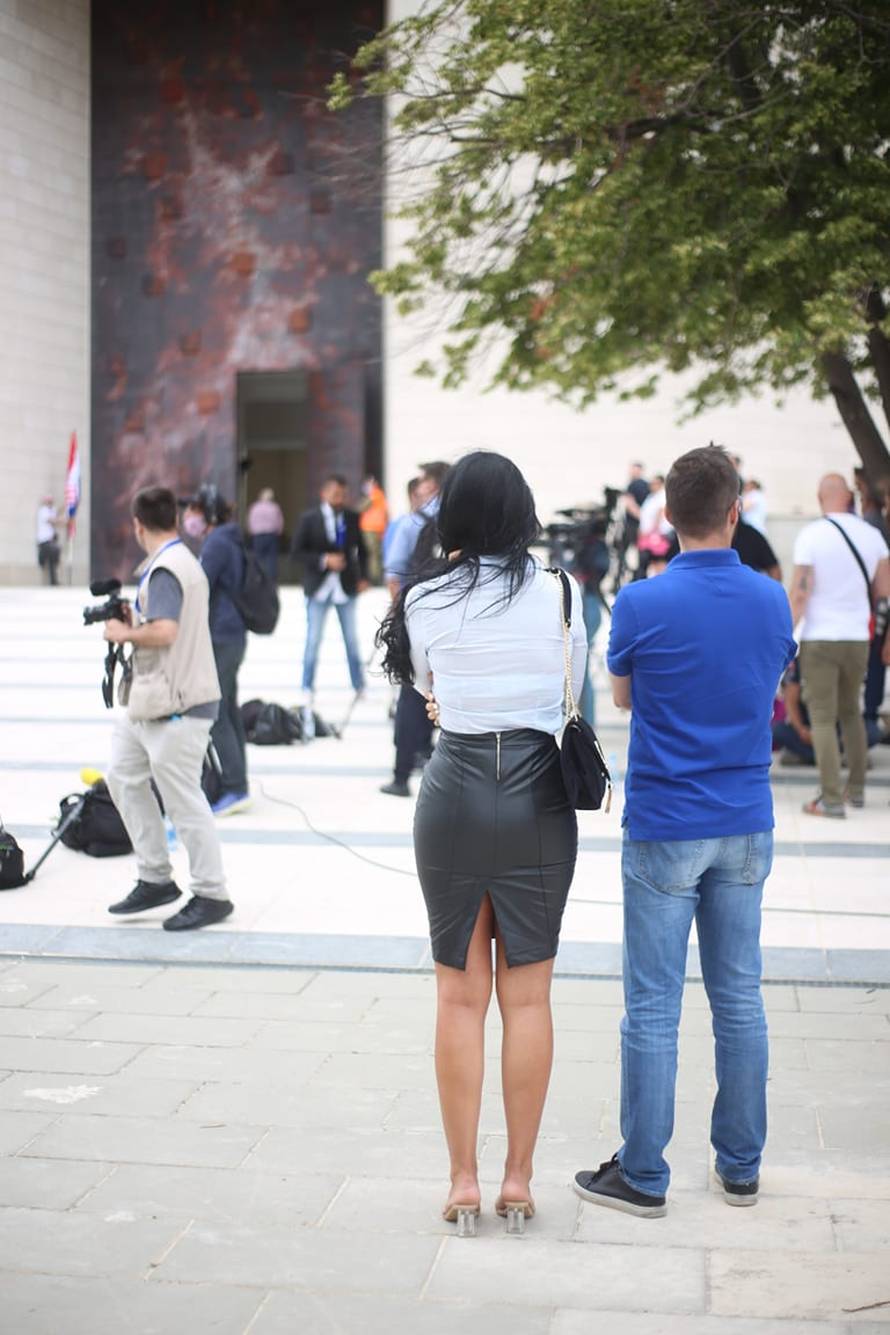 Iz Miljevaca pješačio u Knin, na leđima nosi veliki drveni križ