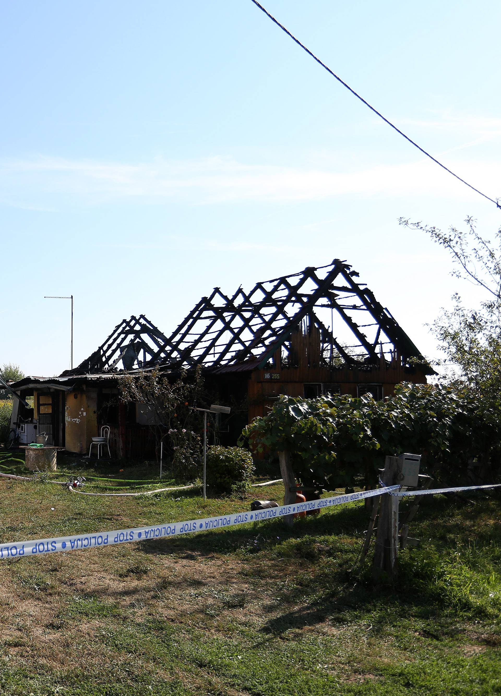 Dvoje ljudi poginulo u  požaru drvene kuće u Ivanić Gradu