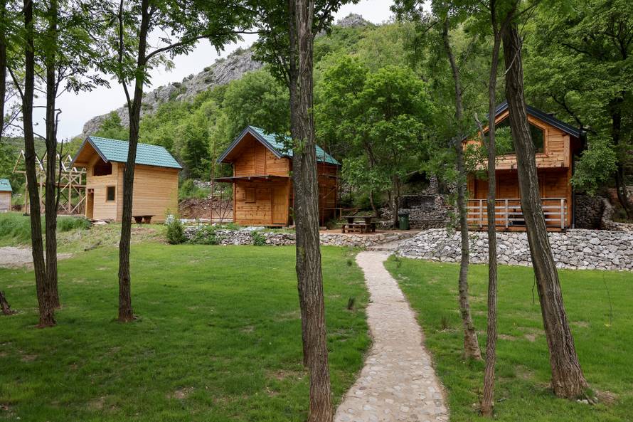 Kravlja Draga: Ilegalne kuće na Zrmanji