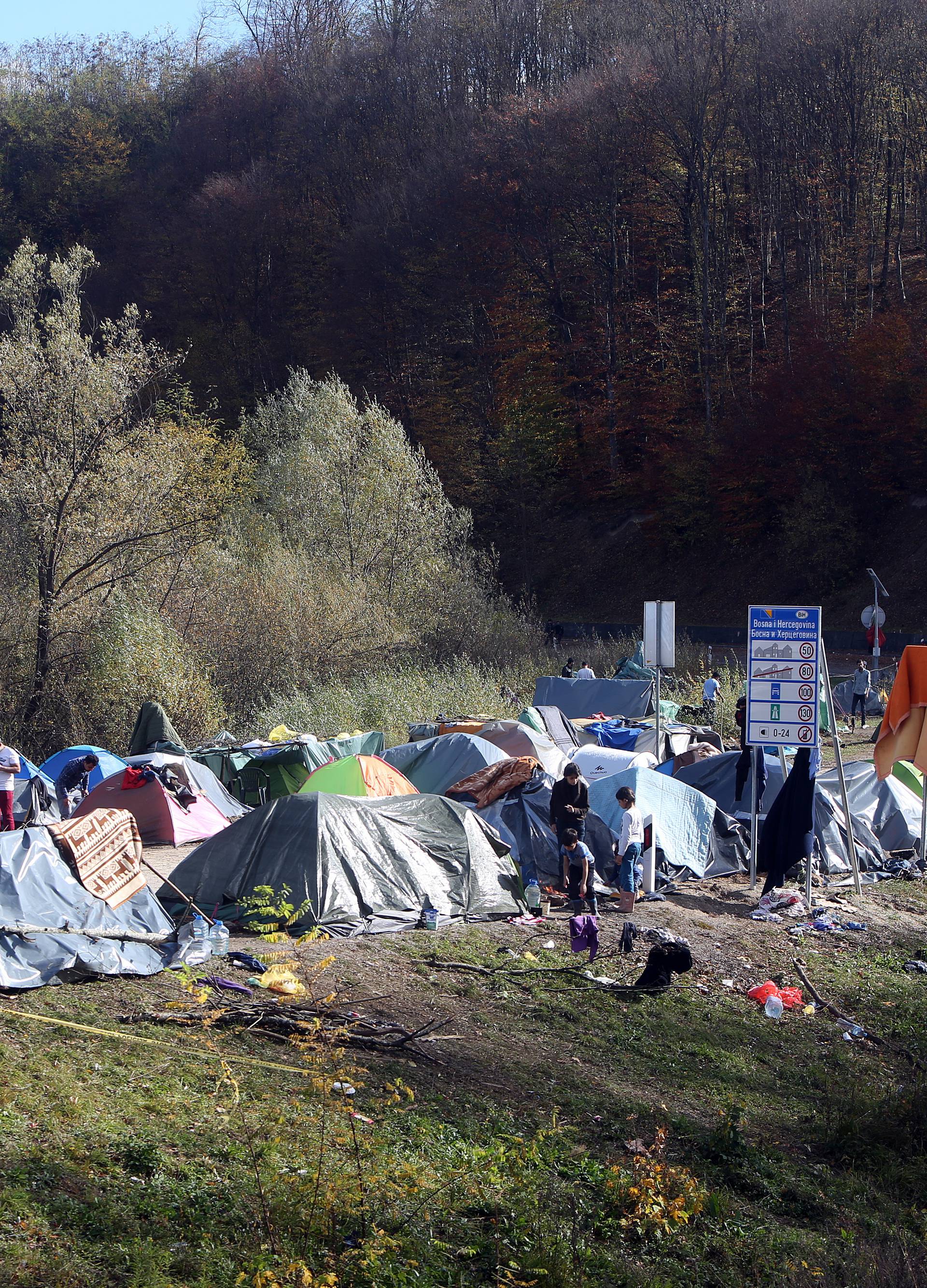 Velika KladuÅ¡a: GraniÄni prijelaz i dalje zatvoren, migranti u improviziranom kampu