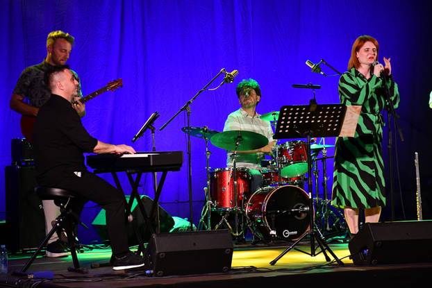 Slavonski Brod: Koncert  jazz sastava Sing Song Swing na pozornici Brodskog glazbenog ljeta