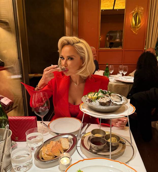 FOTO Maja Šuput i Emil Tedeschi mlađi otputovali su u Italiju! Na tanjuru ju je dočekao 'prsten'