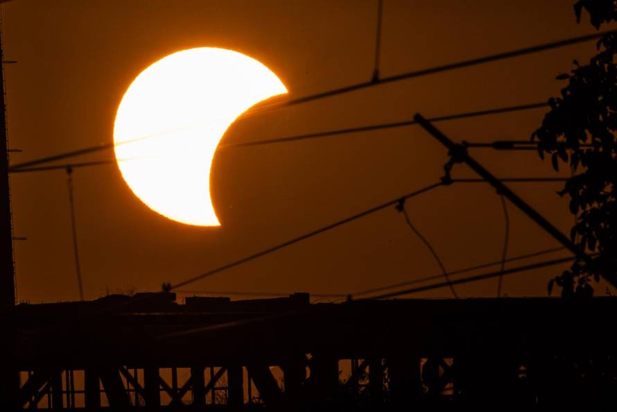 Zagreb: Pogled na pomrčinu sunca iznad Podsuseda