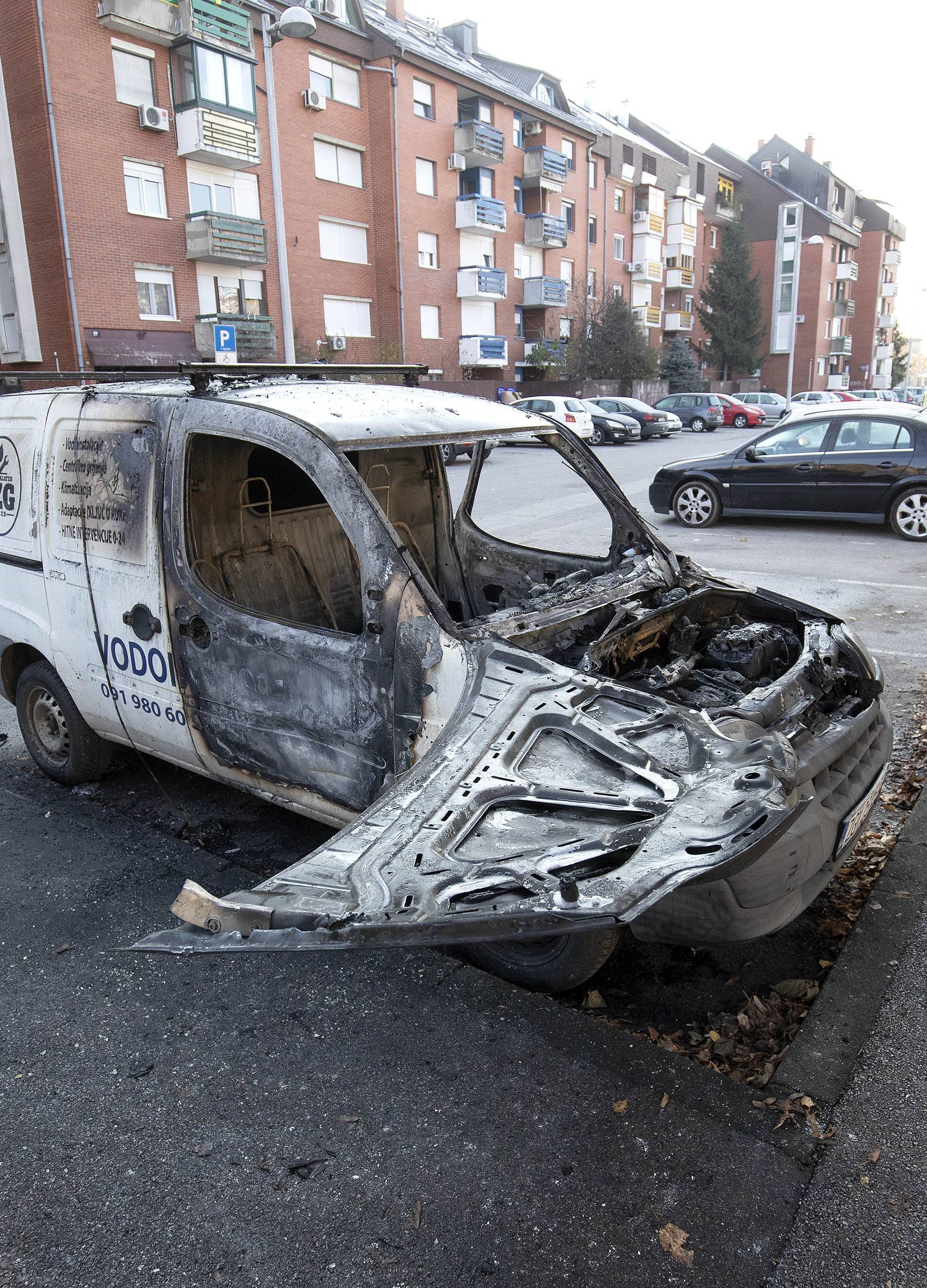Zagreb: U ulici HrgoviÄi na Jarunu izgorio je automobil