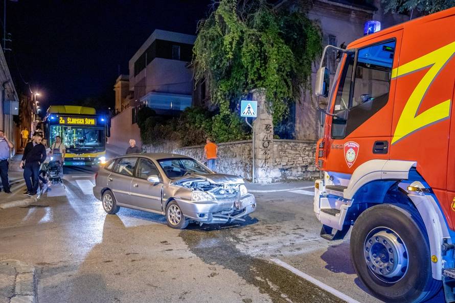 Pula: Dvije osobe ozlijeđene u sudaru kada je automobil završio na krovu