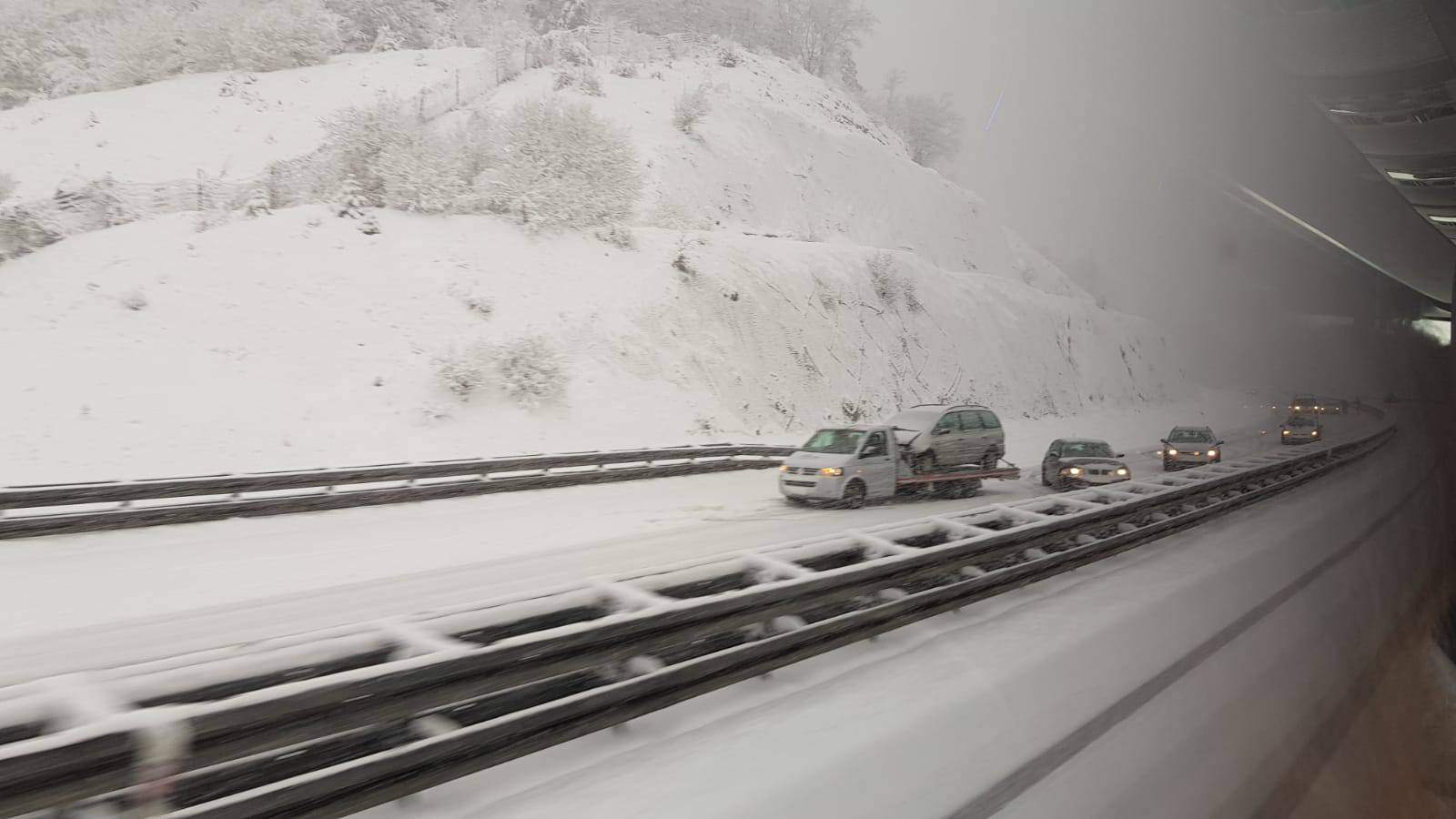 Nevrijeme u Gorskom kotaru: 'Ne krećite na put bez zimske opreme i prilagodite brzinu'