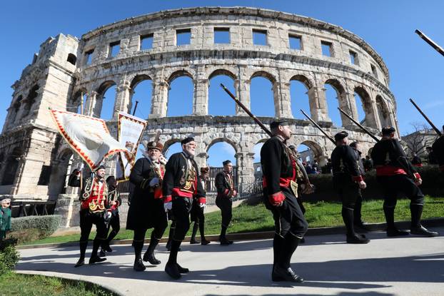 Pula: Mimohod Bokeljske mornarice u Puli
