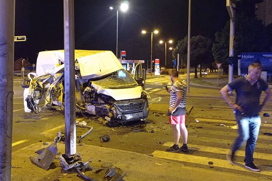 Zadar: Pijan se kombijem zabio u semafor, poginuo mu je pas