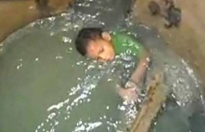 Dječak (3) pao u kanalizaciju, tražili ga više od jednog dana