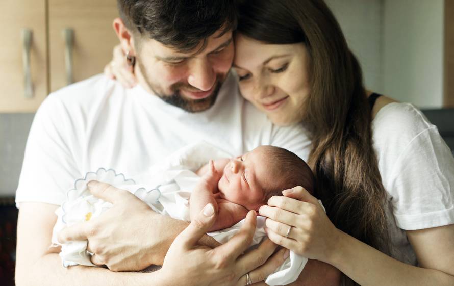 Rodila je sina usred večere, a gosti nisu znali što se događa